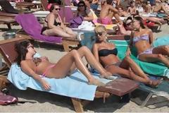 ΔΕΙΤΕ: Άρτεμις Αλεξανδράτου και Μαρία Ματσούκα στην παραλία