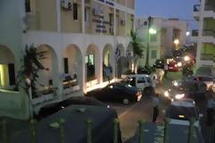 Έφτασε στη Σύρο ο αδίστακτος Πακιστανός. Έντονες αποδοκιμασίες στο λιμάνι και στο αστυνομικό τμήμα