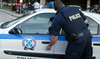 Αστυνομικός «φρουρεί» πολιτικό που έχει φύγει από τη ζώη! - Φωτογραφία 1