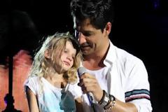 Ο Σάκης ανέβασε την Αναστασία στη σκηνή