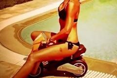 Στο δίκυκλο μινιατούρα με το καυτό μαύρο μπικίνι της..