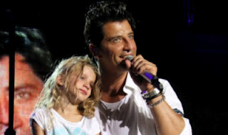 Ο Σάκης Ρουβάς με την κόρη του στη σκηνή! - Φωτογραφία 1