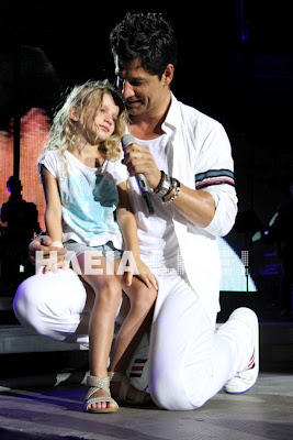 Ο Σάκης Ρουβάς με την κόρη του στη σκηνή! - Φωτογραφία 4