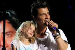 Ο Σάκης Ρουβάς με την κόρη του στη σκηνή!