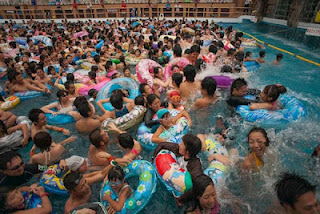 Η πιο πολυπληθής… πισίνα στον κόσμο! - Φωτογραφία 1