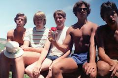 ΑΠΙΣΤΕΥΤΟ:Βγάζουν κάθε πέντε χρόνια την ίδια φωτογραφία από το 1982!!!