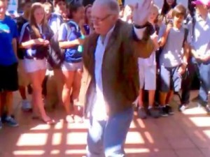 VIDEO: Καθηγητής χόρεψε break dance και έβαλει τα γυαλιά στους μαθητές του - Φωτογραφία 1