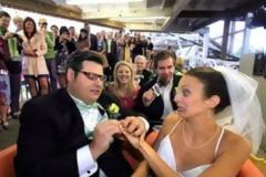 ΔΕΙΤΕ: Παντρεύτηκαν πάνω σε τρενάκι λούνα παρκ!