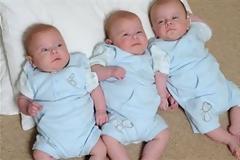 Η μαμά τους τούς έβαφε τα νύχια για να τους ξεχωρίζει!