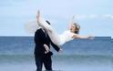 Αιτία χωρισμού: Γαμπρός πέταξε την νύφη στη θάλασσα [video]