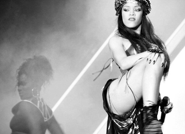 Η Rihanna μάς «συστήνει» τα πόδια της - Φωτογραφία 2