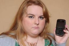 ΑΠΙΣΤΕΥΤΟ:  Παραλύει το σώμα της με κάθε χτύπημα τηλεφώνου