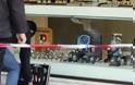 Αδίστακτοι ληστές ντυμένοι αστυνομικοί χτύπησα κοσμηματοπωλείο στην στοά Φέξη - Πυροβόλησαν τον πατέρα που πήγε να σώσει τον γιό του!!! - Φωτογραφία 1