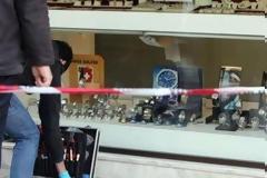 Αδίστακτοι ληστές ντυμένοι αστυνομικοί χτύπησα κοσμηματοπωλείο στην στοά Φέξη - Πυροβόλησαν τον πατέρα που πήγε να σώσει τον γιό του!!!