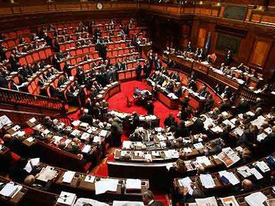 ΙTAΛΙΑ: Η βουλή της Ρώμης ενέκρινε το σχέδιο περικοπής των δημοσίων δαπανών - Φωτογραφία 1
