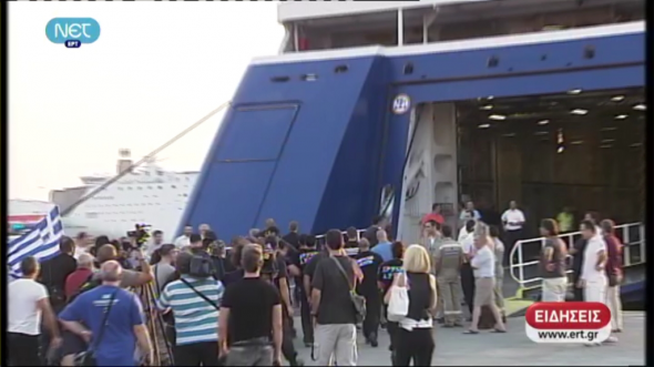 VIDEO: Μέλη της Χ.Α. εισέβαλαν στο πλοίο που μετέφερε τον Πακιστανό - Φωτογραφία 1