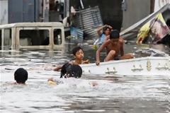 ΣΟΚΑΡΙΣΤΙΚΕΣ ΦΩΤΟΓΡΑΦΙΕΣ: Με ένα... φέρετρο για βάρκα!