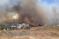 ΣΥΜΒΑΙΝΕΙ ΤΩΡΑ: Εκκενώθηκε ξενοδοχείο στη Κω από τη μεγάλη φωτιά