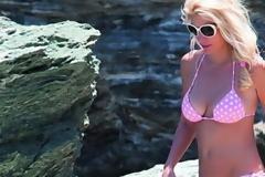 ΔΕΙΤΕ: Η Μενεγάκη με ροζ μπικίνι δροσίζεται στα Άχλα