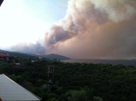 Διατάχθηκε η προληπτική εκκένωση της Ουρανούπολης – Απειλούνται σπίτια, εγκατέλειψαν την πόλη οι τουρίστες – Μάχη με τις φλόγες και στην Αρκαδία - Φωτογραφία 1