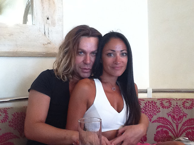 ΔΕΙΤΕ: Αναγνωρίζετε τον Έλληνα Celebrity με το μακρύ χέρι; - Φωτογραφία 4