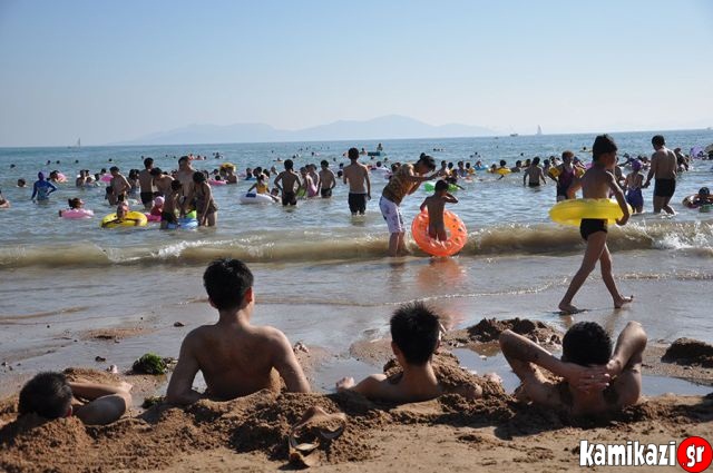 Μια καυτή συνηθισμένη μέρα σε παραλία της Κίνας!(pics) - Φωτογραφία 5