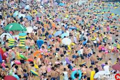 Μια καυτή συνηθισμένη μέρα σε παραλία της Κίνας!(pics)