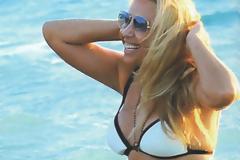 ΔΕΙΤΕ: Η Γωγώ Μαστροκώστα με σέξι μαγιό στην παραλία