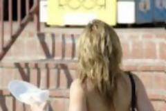 ΔΕΙΤΕ: Πως βγαίνουν στο δρόμο…ντυμένες στο εξωτερικό!