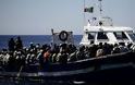 Ιταλία: Ρυμουλκήθηκε αλιευτικό με πρόσφυγες