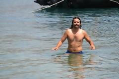 Οι βουτιές του Κώστα Μπαρμπαρούση σε παραλία στο Μύτικα