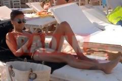 ΔΕΣ τη Σάγια με μπικίνι ΧΩΡΙΣ μακιγιάζ και ρετούς