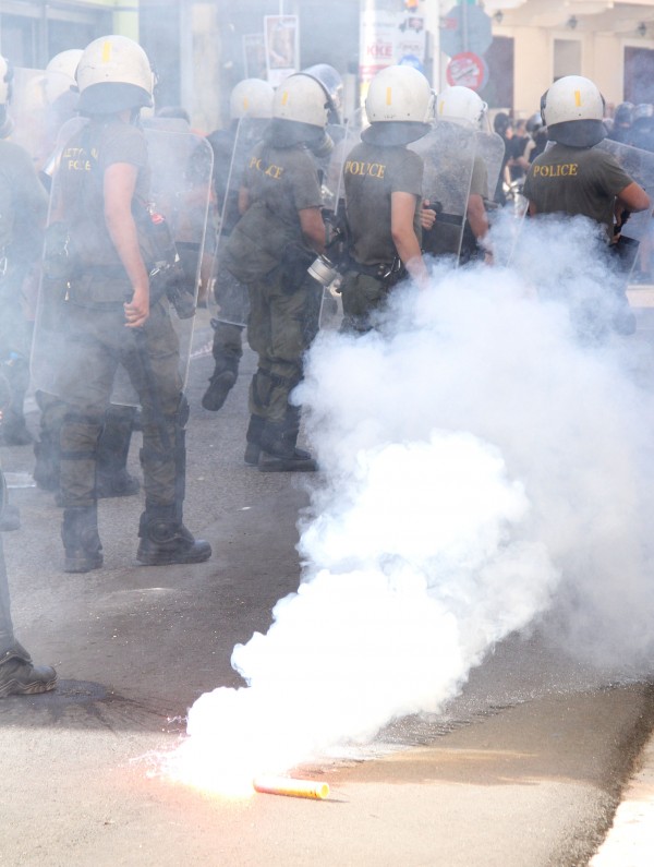 ΦΩΤΟ & ΒΙΝΤΕΟ από τα χτεσινά επεισόδια μεταξύ κατοίκων και αθίγγανων έξω από τα δικαστήρια Μεσολογγίου!!! - Φωτογραφία 2