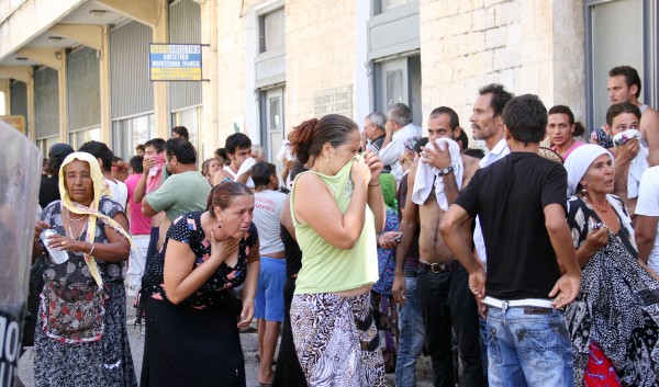 ΦΩΤΟ & ΒΙΝΤΕΟ από τα χτεσινά επεισόδια μεταξύ κατοίκων και αθίγγανων έξω από τα δικαστήρια Μεσολογγίου!!! - Φωτογραφία 3