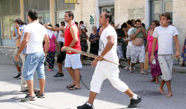 ΦΩΤΟ & ΒΙΝΤΕΟ από τα χτεσινά επεισόδια μεταξύ κατοίκων και αθίγγανων έξω από τα δικαστήρια Μεσολογγίου!!! - Φωτογραφία 4