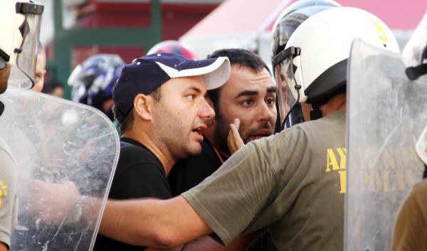 ΦΩΤΟ & ΒΙΝΤΕΟ από τα χτεσινά επεισόδια μεταξύ κατοίκων και αθίγγανων έξω από τα δικαστήρια Μεσολογγίου!!! - Φωτογραφία 5