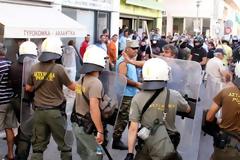 ΦΩΤΟ & ΒΙΝΤΕΟ από τα χτεσινά επεισόδια μεταξύ κατοίκων και αθίγγανων έξω από τα δικαστήρια Μεσολογγίου!!!