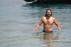 ΔΕΙΤΕ: Οι βουτιές του βουλευτή της Χρυσής Αυγής, Κώστα Μπαρμπαρούση