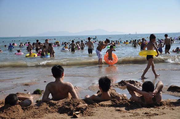 ΑΠΙΤΕΥΤΟ: Μια ζεστή μέρα σε παραλία της Κίνας… - Φωτογραφία 5