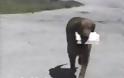 Video: Ο σκύλος που φέρνει την εφημερίδα