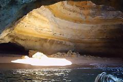 Μία εντυπωσιακή θαλάσσια σπηλιά