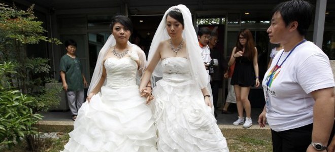 ΔΕΙΤΕ: Γάμος ομοφυλόφιλων γυναικών με τις ευλογίες του Βούδα - Φωτογραφία 1