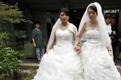 ΔΕΙΤΕ: Γάμος ομοφυλόφιλων γυναικών με τις ευλογίες του Βούδα