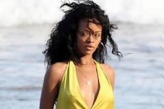 ΔΕΙΤΕ: Νέα … ερεθισμένη φωτογράφηση για την Rihanna !!