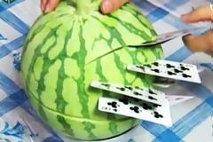 Κόβει φρούτα και λαχανικά με… τραπουλόχαρτα!