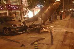 Αυτοκίνητο «καρφώθηκε» σε στάση του ΟΑΣΘ και τραυμάτισε σοβαρά μία κοπέλα! [ΦΩΤΟ]