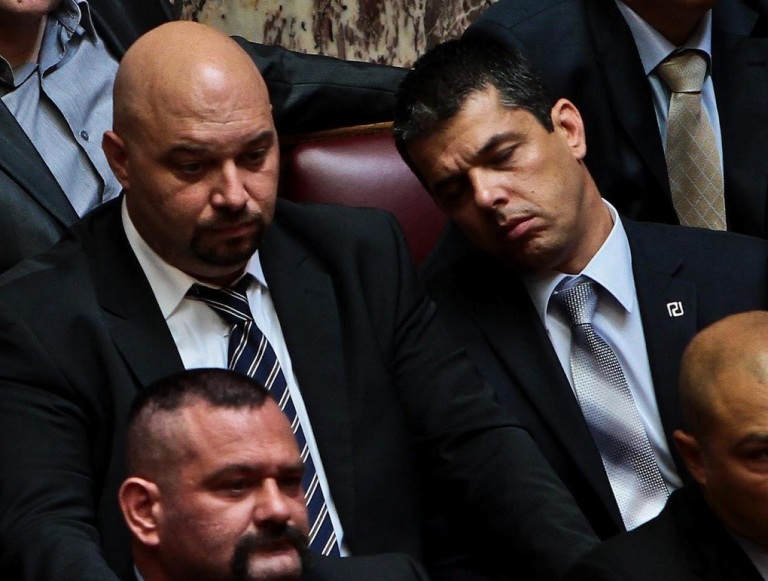 ΔΕΙΤΕ: Βουλευτής της Χρυσής Αυγής κοιμήθηκε στη Βουλή - Φωτογραφία 2