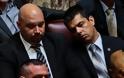ΔΕΙΤΕ: Βουλευτής της Χρυσής Αυγής κοιμήθηκε στη Βουλή - Φωτογραφία 1