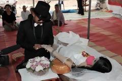 ΑΠΙΣΤΕΥΤΟ ΔΕΙΤΕ: Παντρεύτηκε την φίλη του την ημέρα της κηδεία της