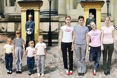 4 αδερφές αναπαράγουν φωτογραφίες της παιδικής τους ηλικίας